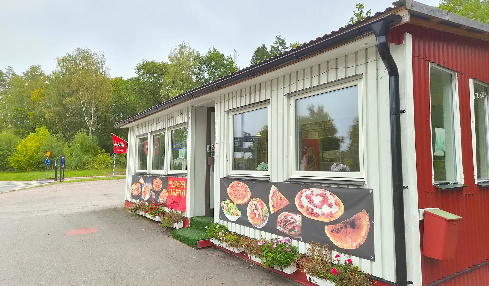 Det vita huset på Albertsvägen 10 med pizzabanderoller