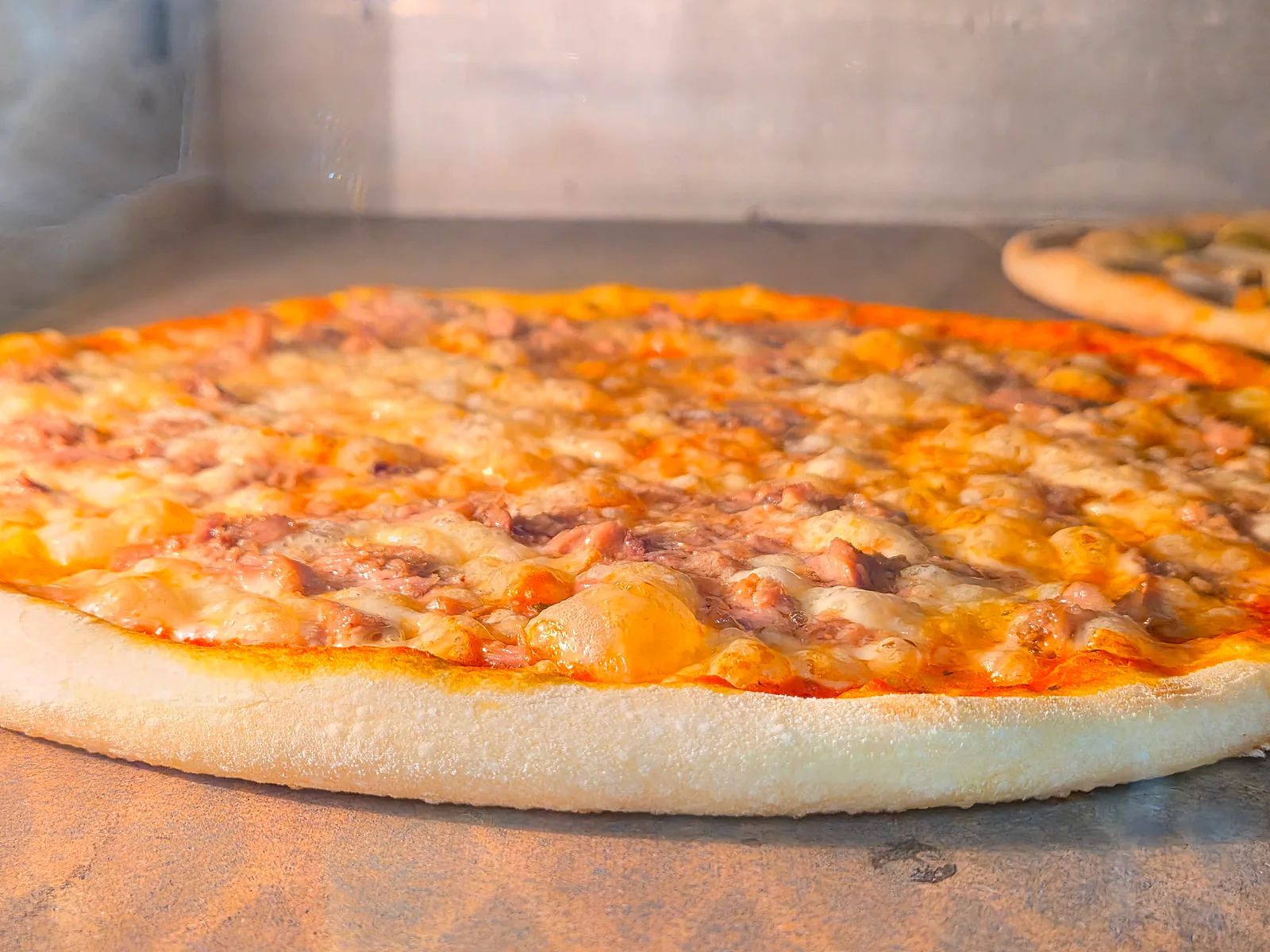 Närbild på pizzakanten när den gräddas